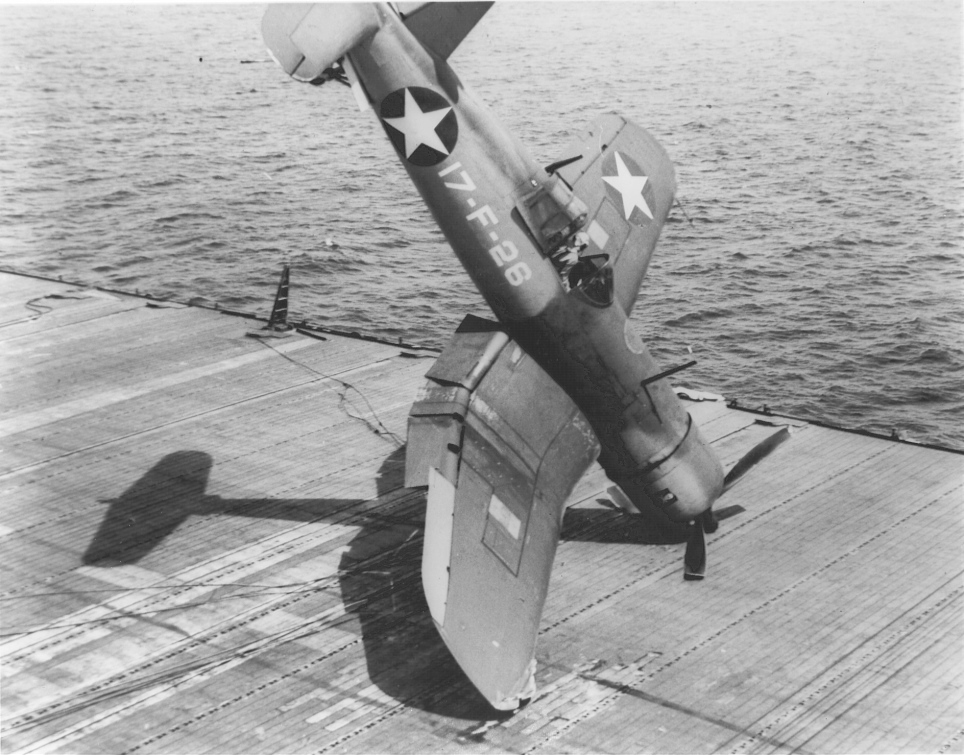 CorsairMishap_11_VF-17-CV-17-USS-Bunker-Hill-July-1943-01