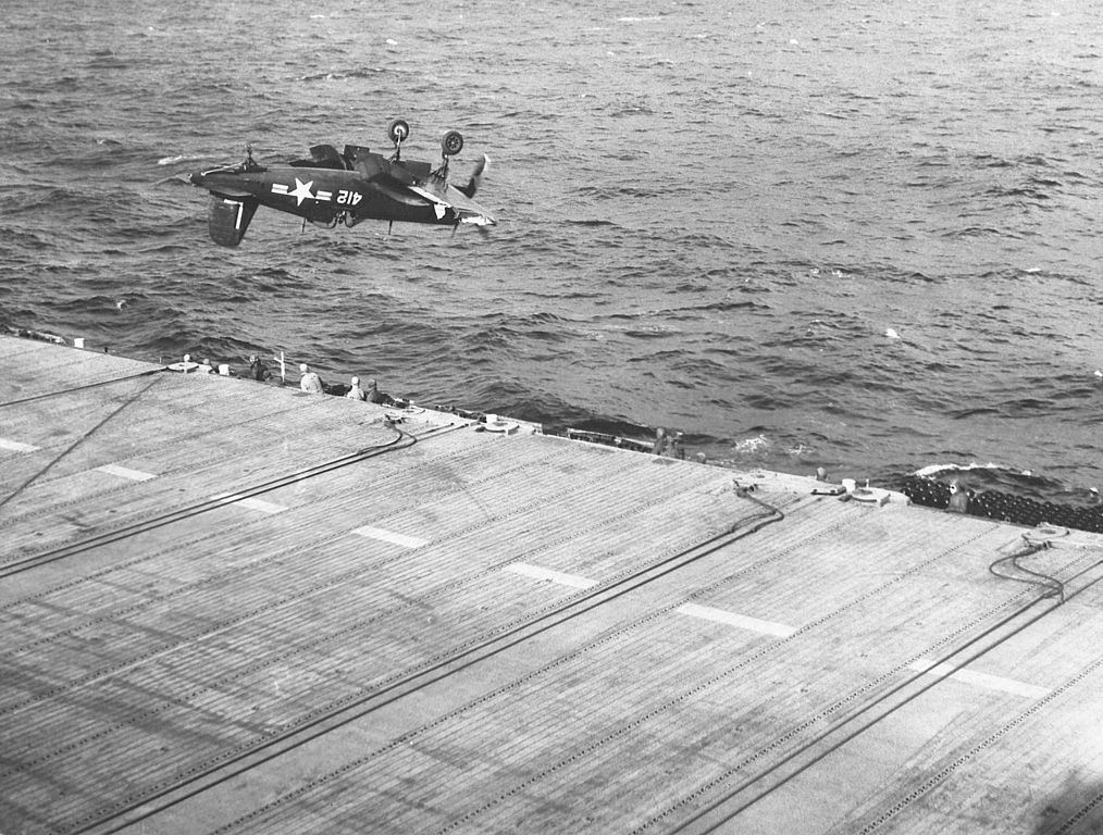 CorsairMishap_13_F4U-4_of_VA-74_crashes_near_USS_Philippine_Sea_(CV-47)_1949