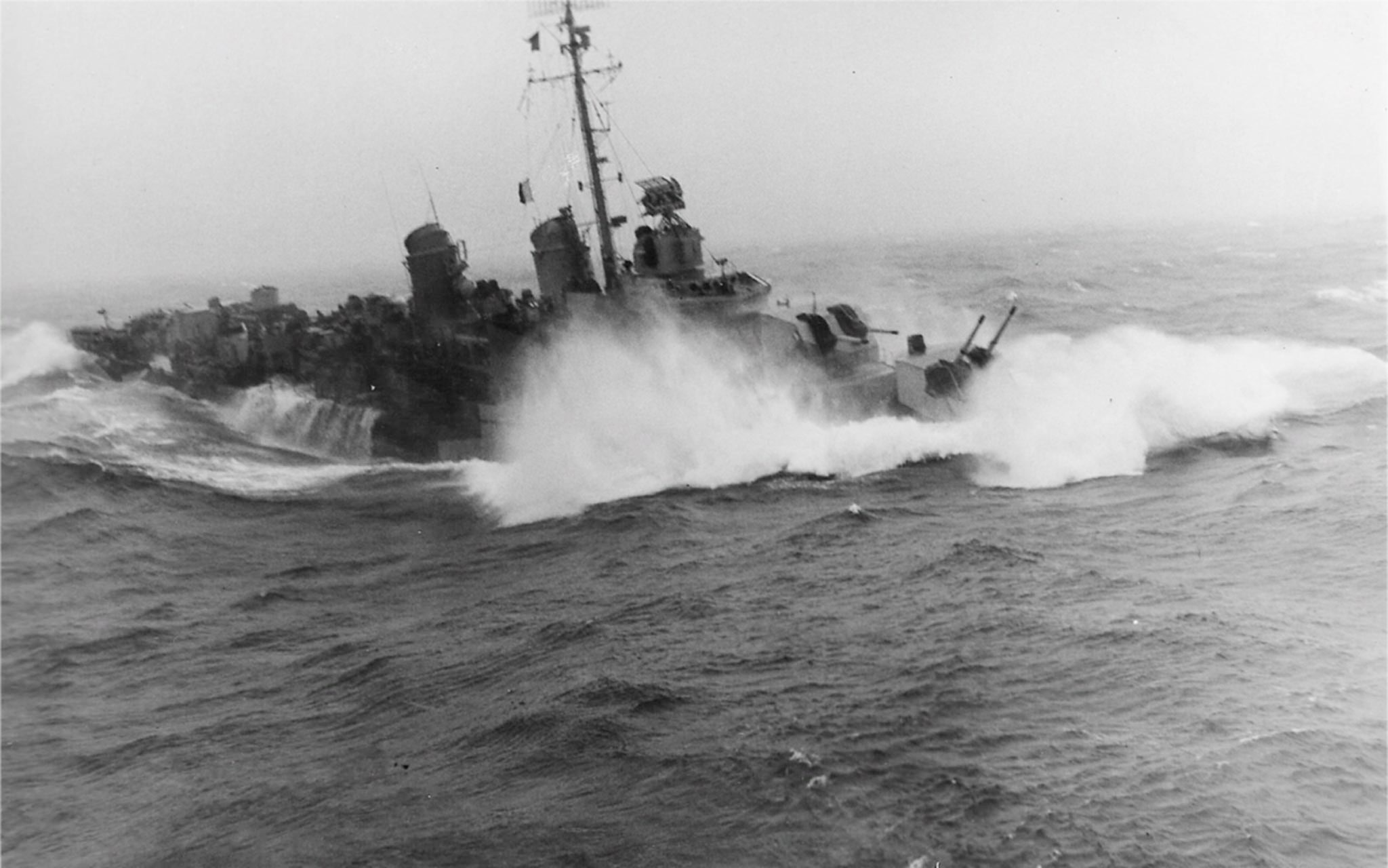 Шторм сс. Сокрушительный (эсминец, 1937). Эсминец Мэддокс. Морской флот США В море 1944. Эсминец Джонстон.